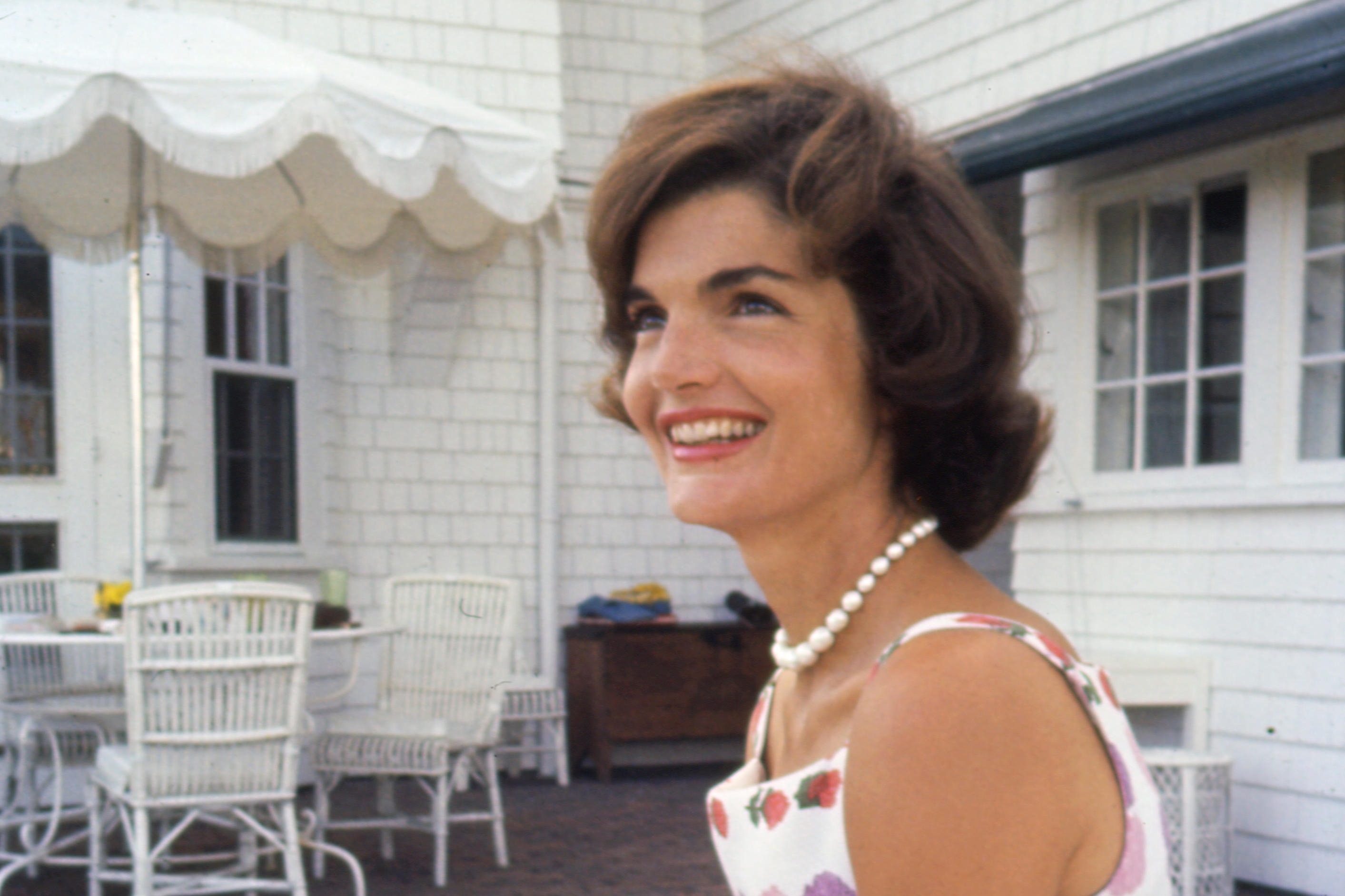 https://www.datocms-assets.com/109366/1698809410-jackie-kennedy-should-be-your-spring-and-summer-style-muse.jpeg