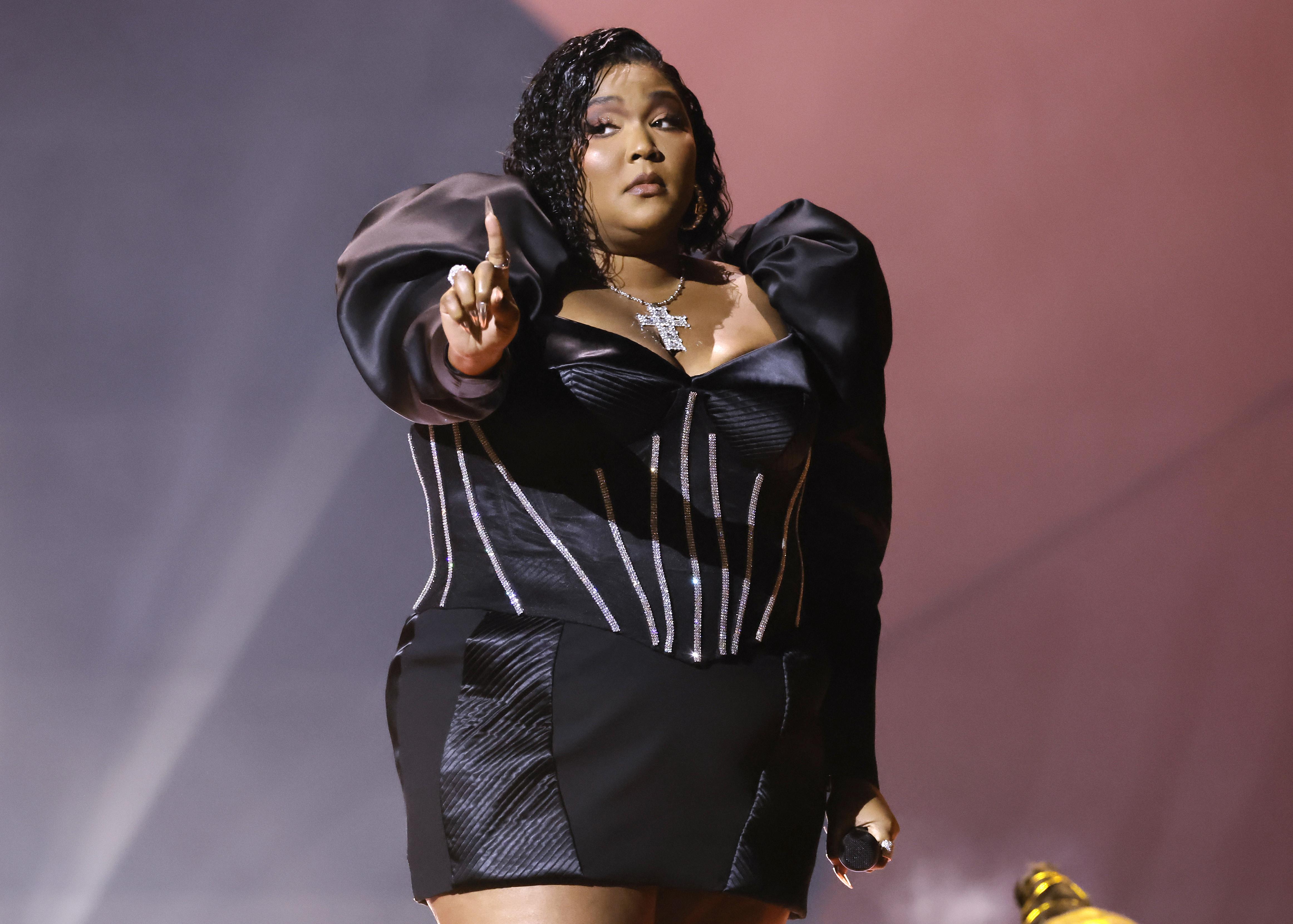 Lizzo Denies Sexual Harassment Allegations - daqbmo0