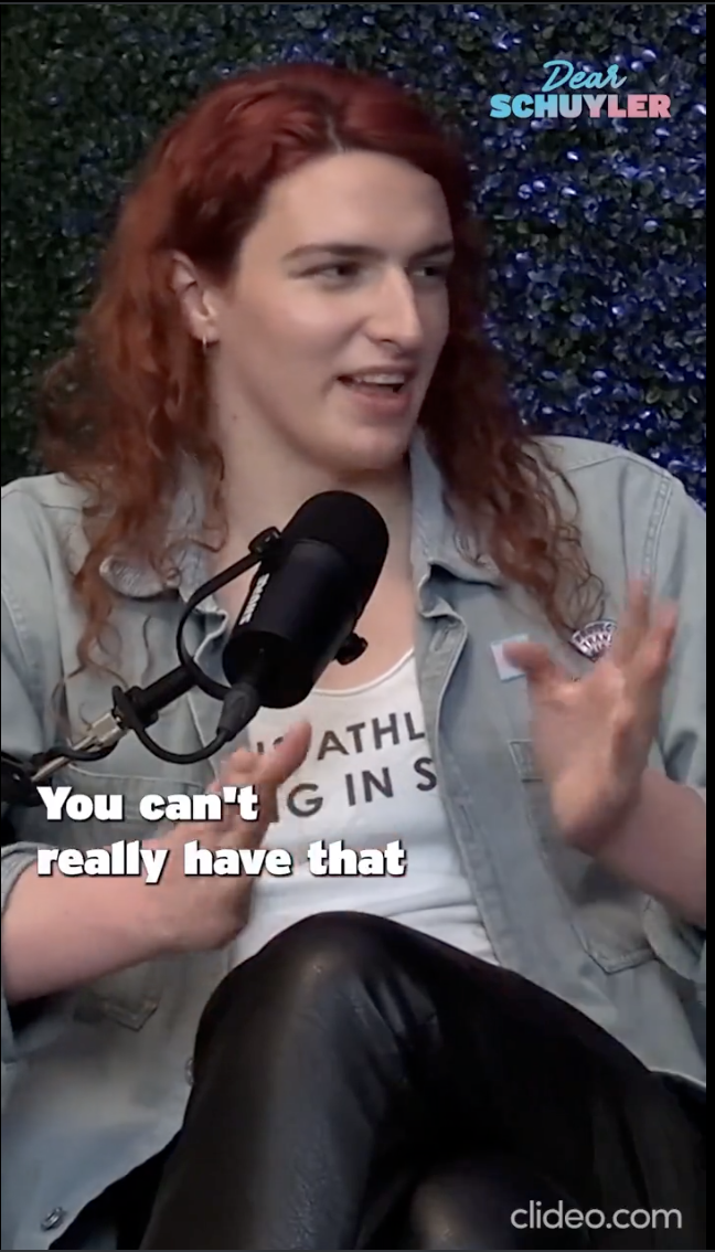 Yalangoch qizlarning sahnada suratlari