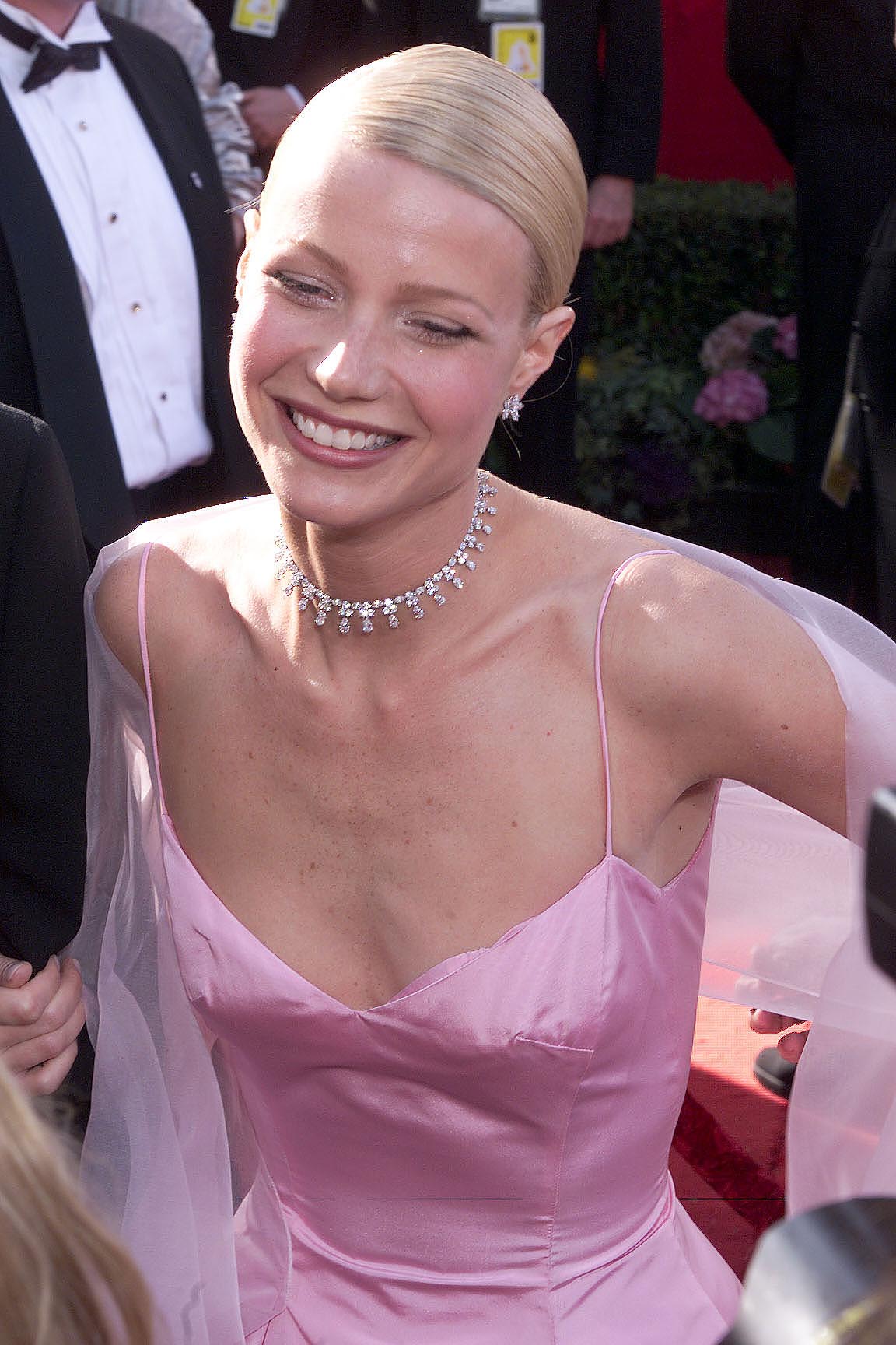 How To Live Like A 90s It-Girl In 2026