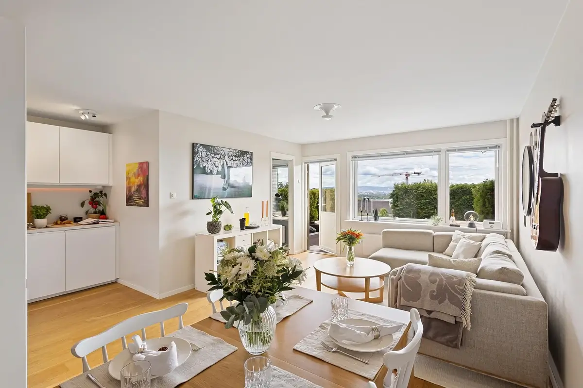 Intérieur d'un appartement lumineux et entièrement équipé, avec salon et salle à manger, parfait pour un projet d'investissement en statut LMNP ou LMP.