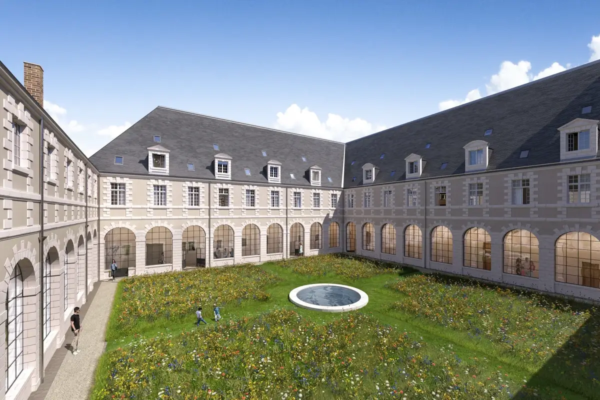 Projet de restauration d'un bâtiment historique dans le cadre d'un investissement en loi Malraux, montrant une cour intérieure végétalisée et des façades anciennes rénovées.