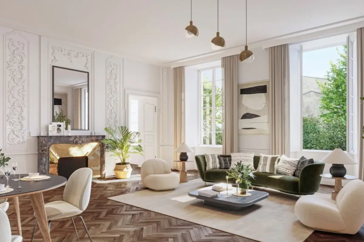 Salon de prestige rénové en loi Malraux avec parquet en chevrons, cheminée ancienne et moulures, illustrant une défiscalisation immobilière réussie.