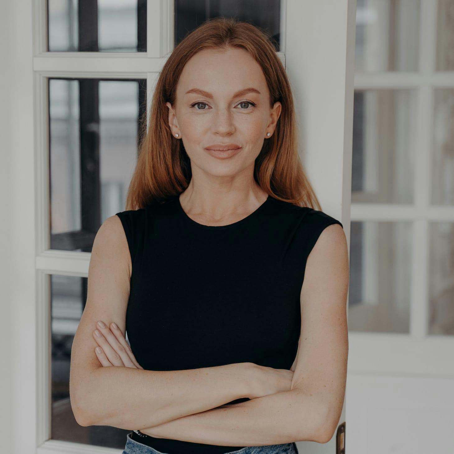 woman crossing her arms