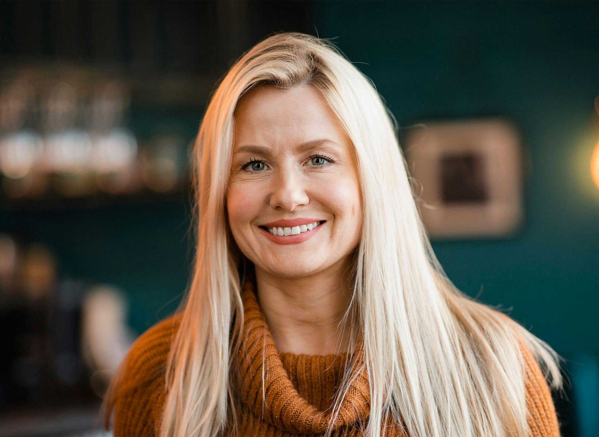 woman with long blonde hair