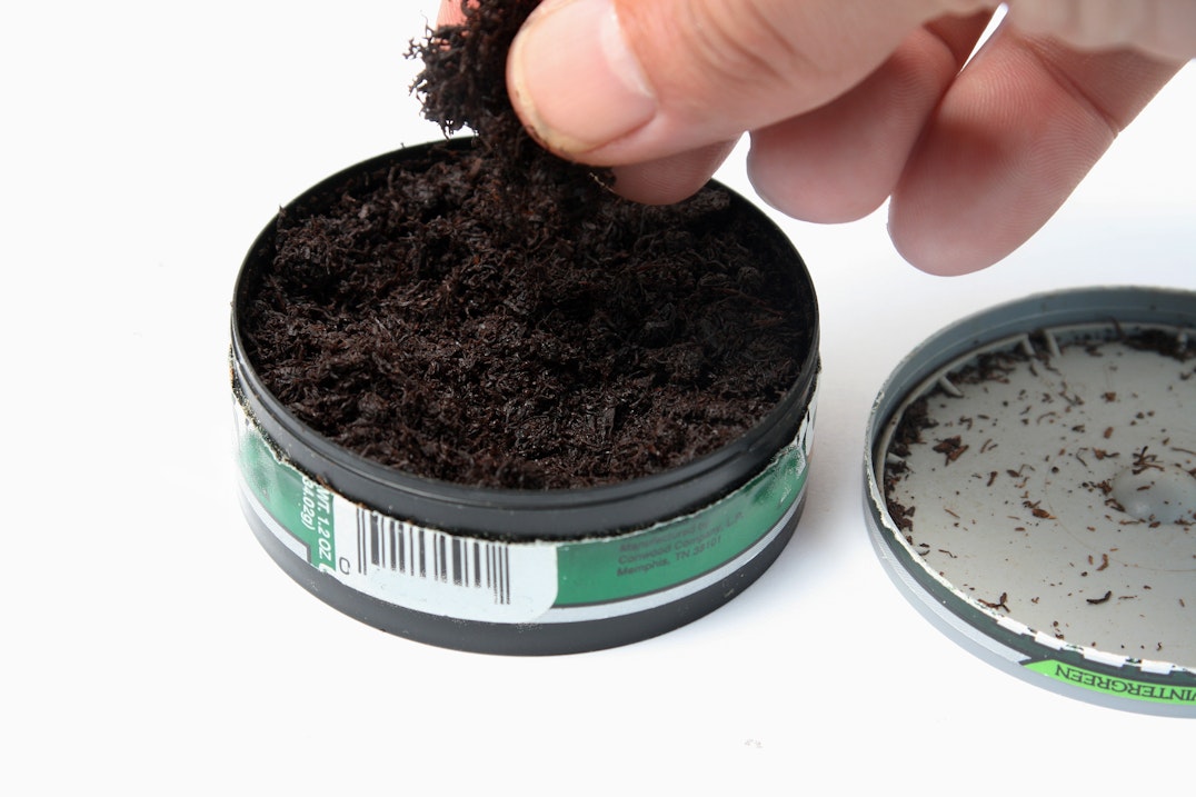 a can of tobacco dip