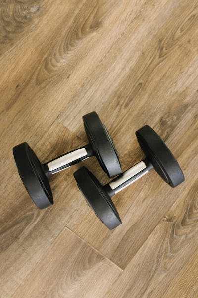 1697188879 dumbbells sul pavimento di legno