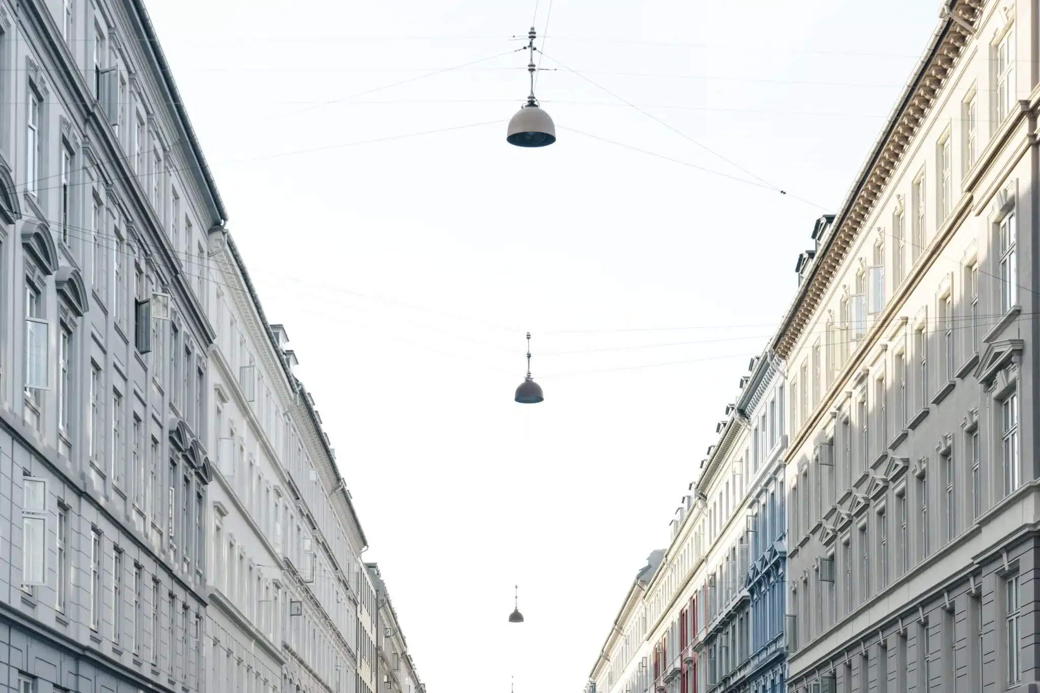 Gade med ejendomme