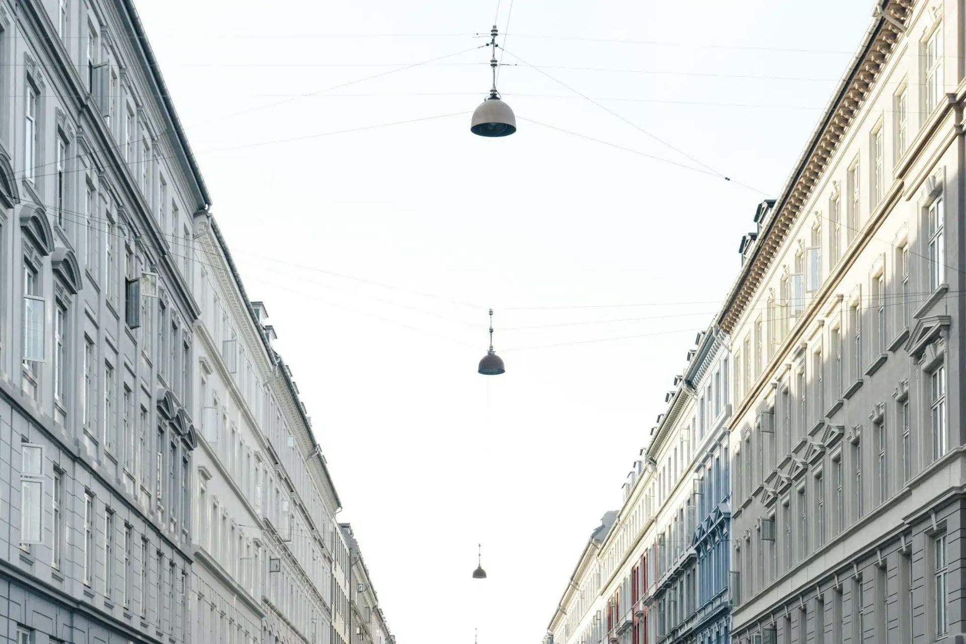 Gade med ejendomme