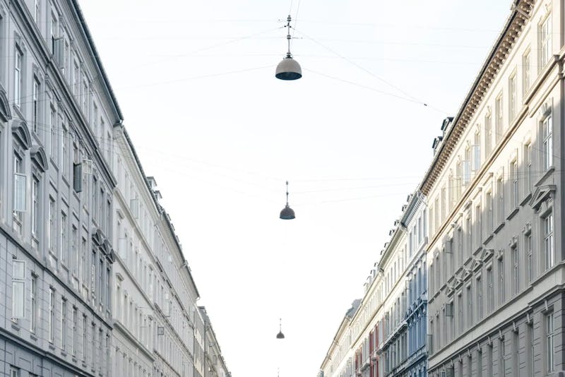 Gade med ejendomme