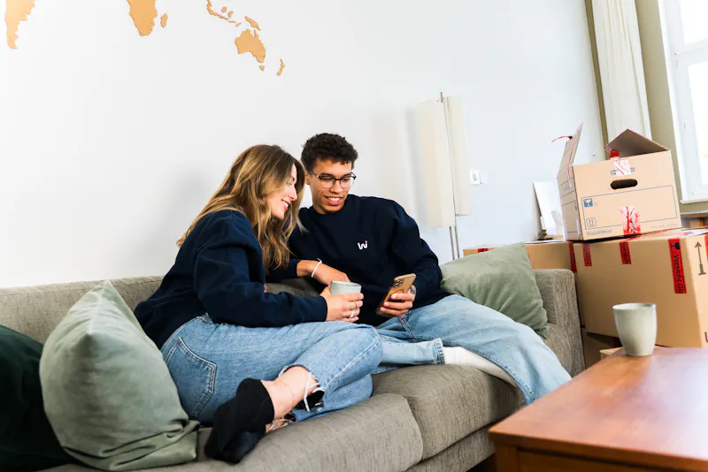 Paar auf einer Couch sitzend