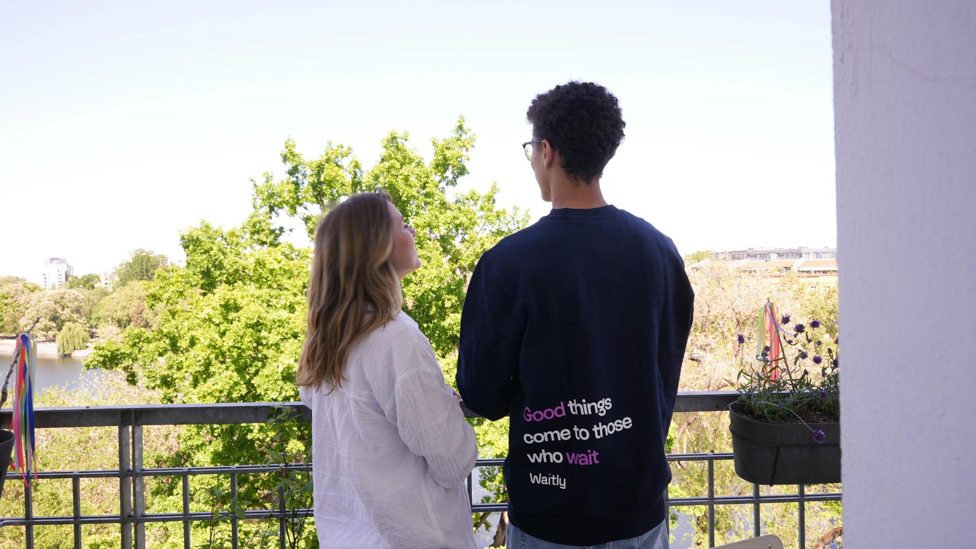 Paar auf Balkon