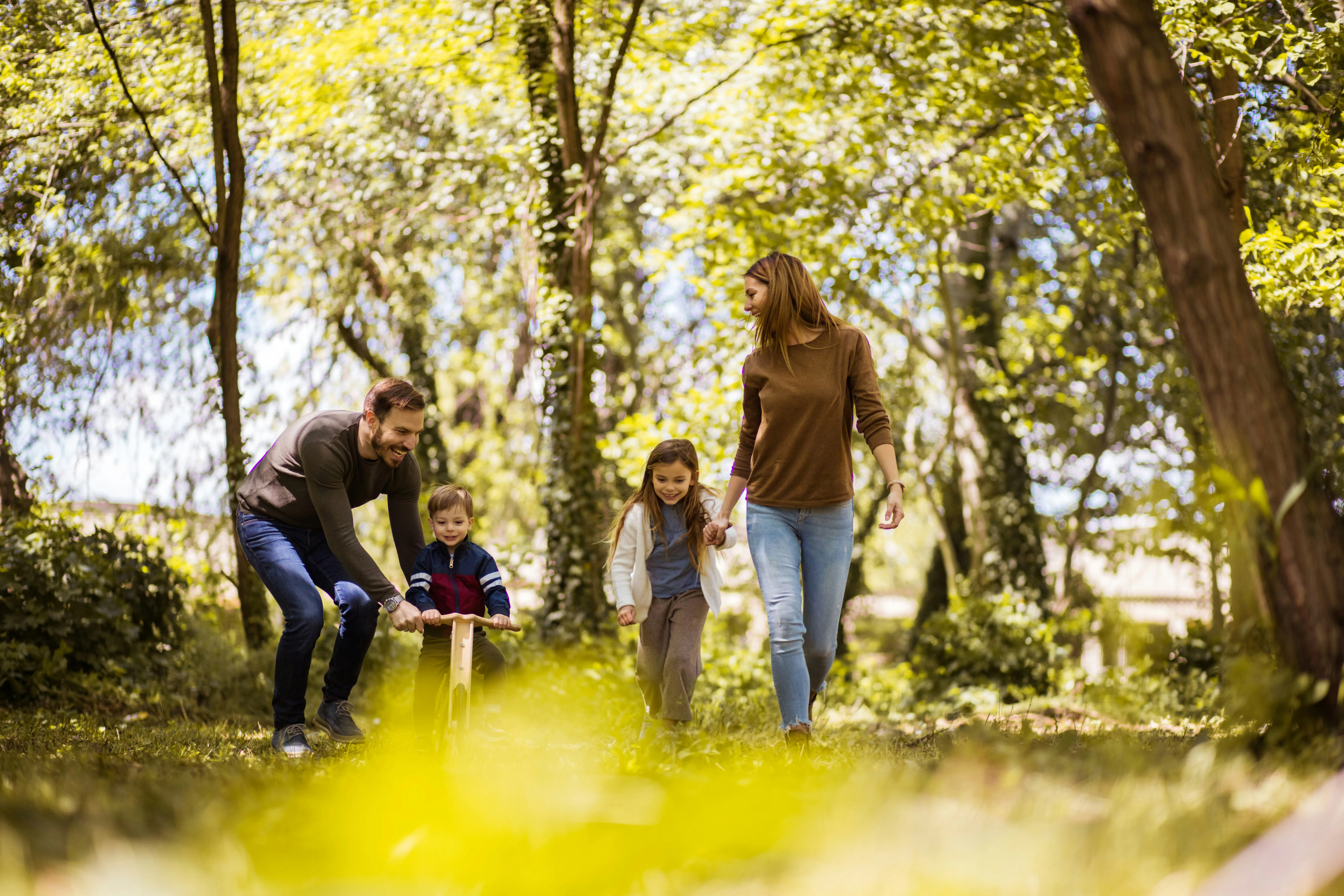 Familie glücklich im Wald