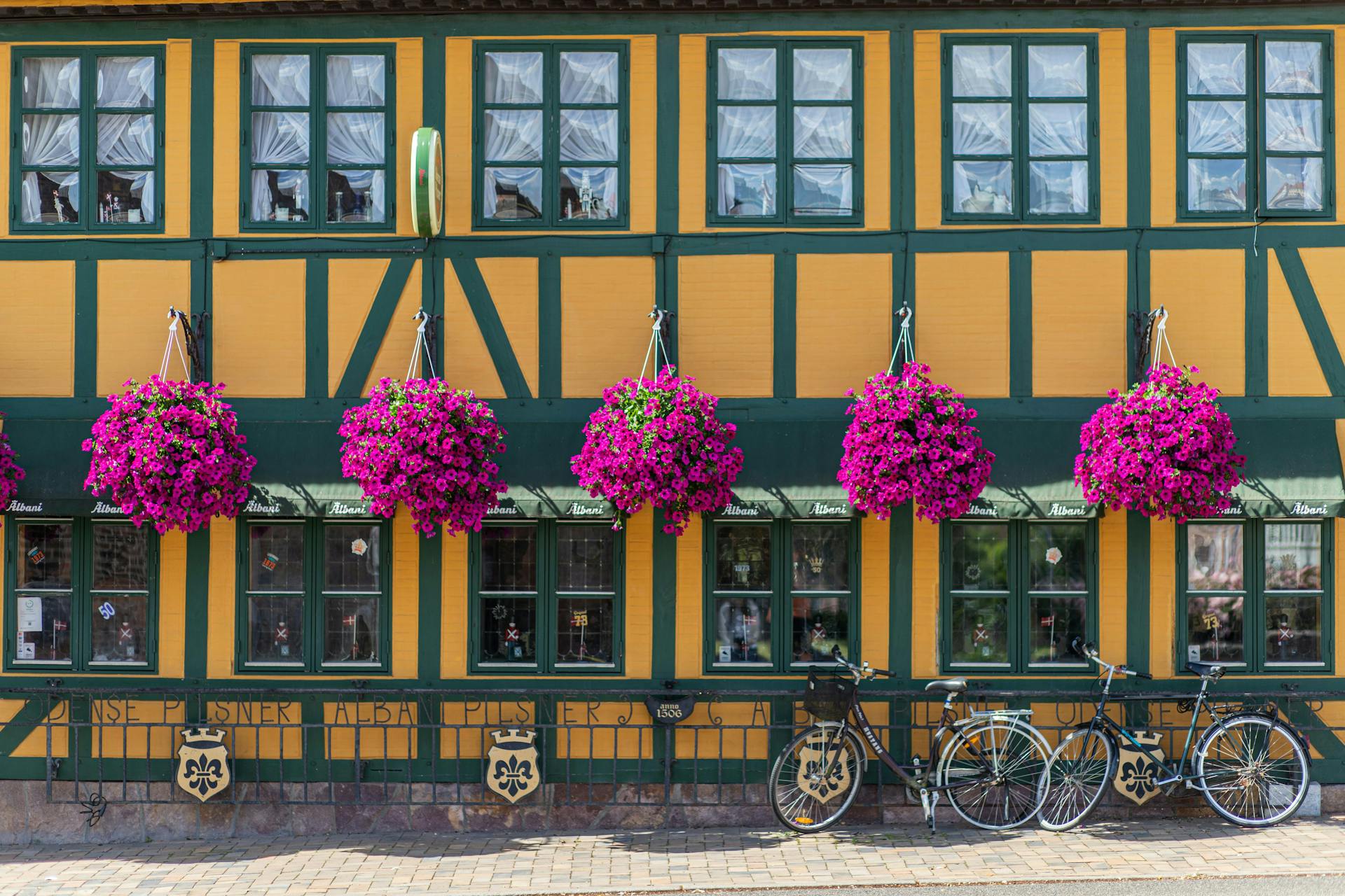 Gammel flot gul bygning, med smukke blomster