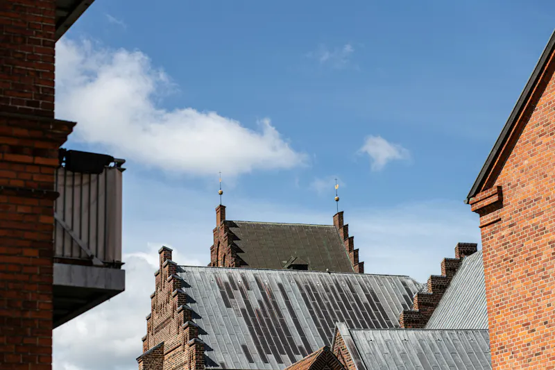 Tag af kirke med flot himmel