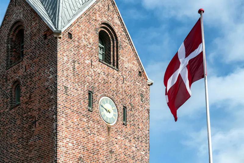 Kirke med dansk flag