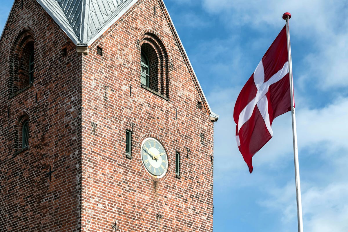 Kirke med dansk flag