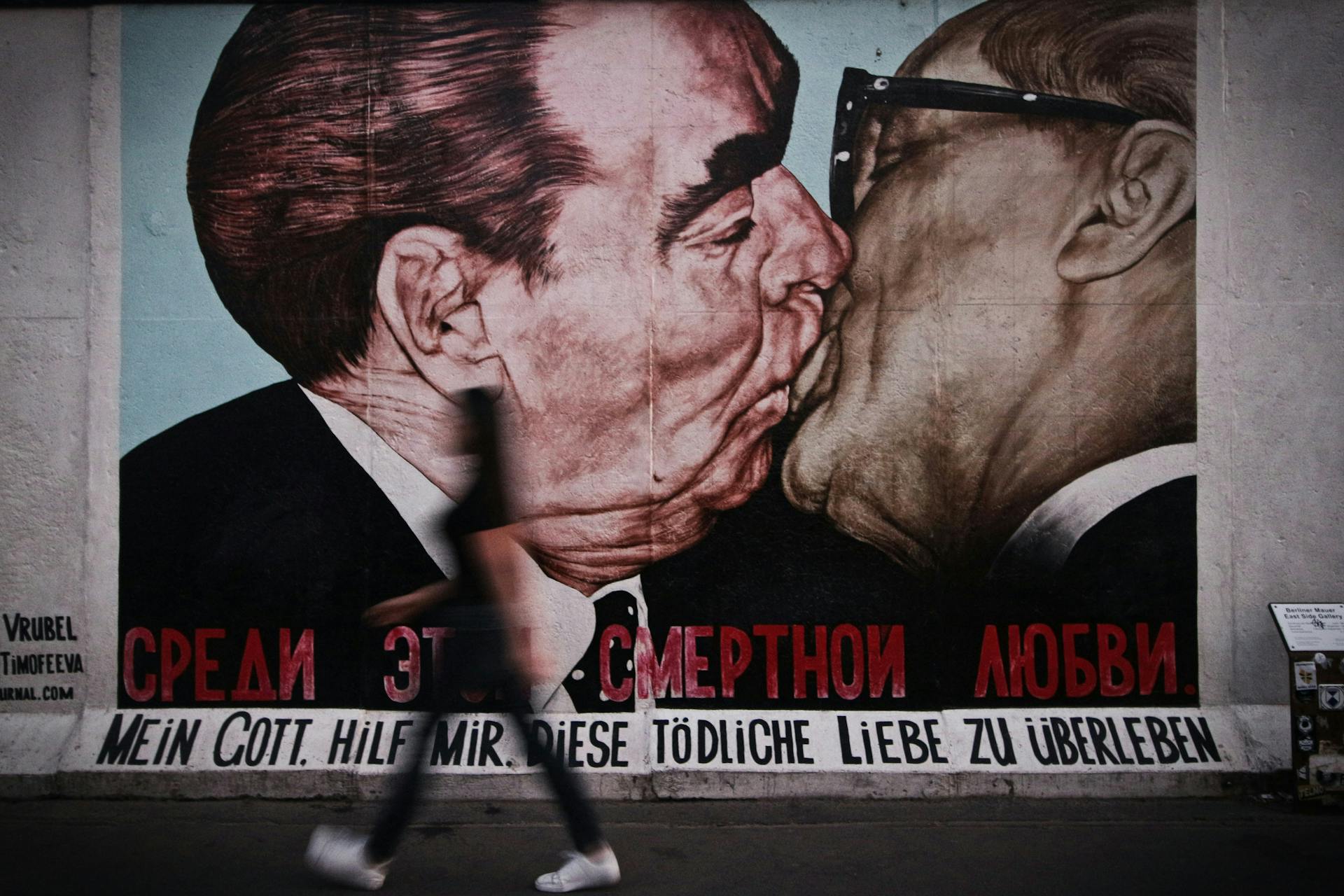 Kunst mit zwei sich küssenden Männern