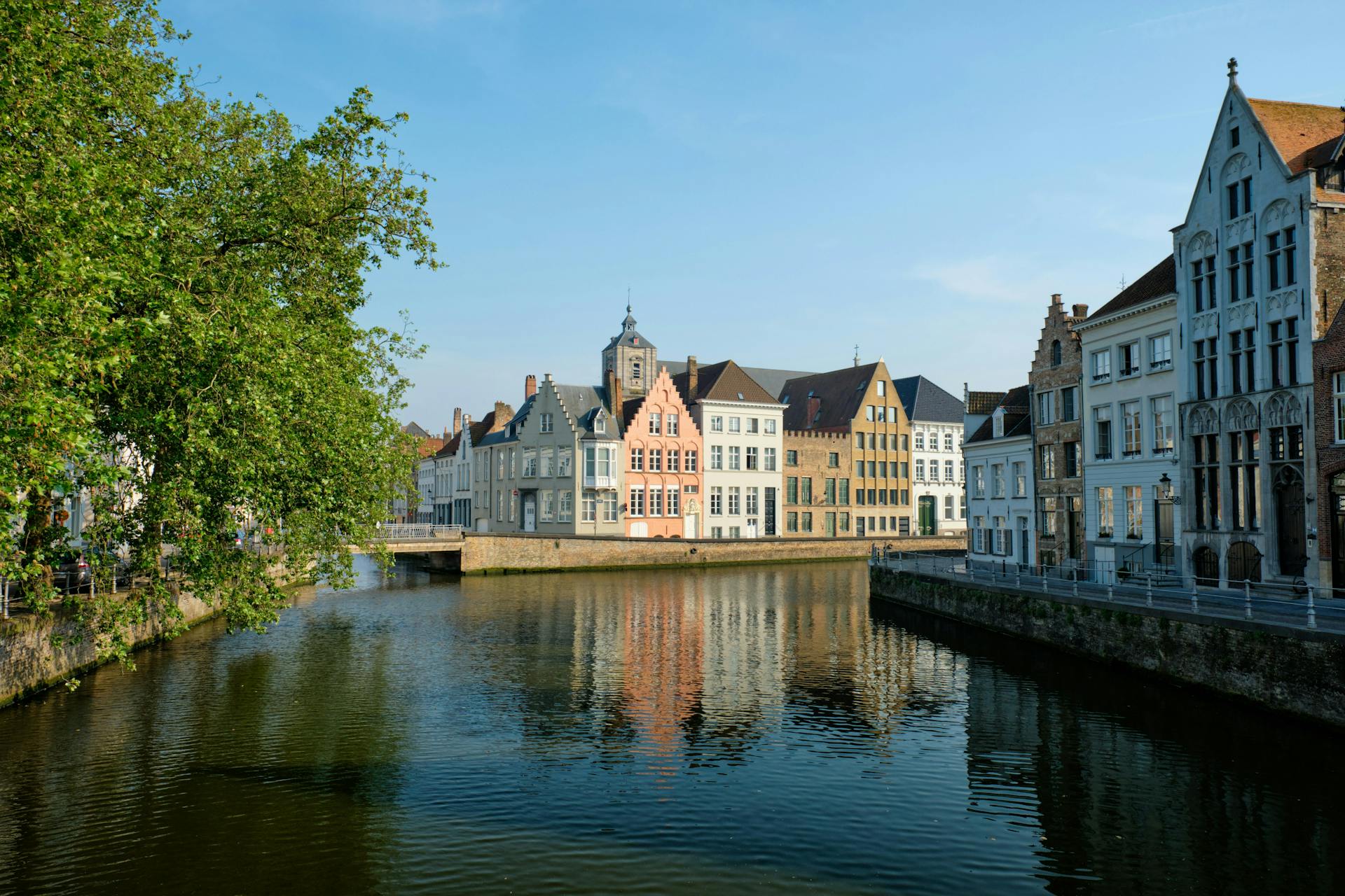 Kanal um die Häuser