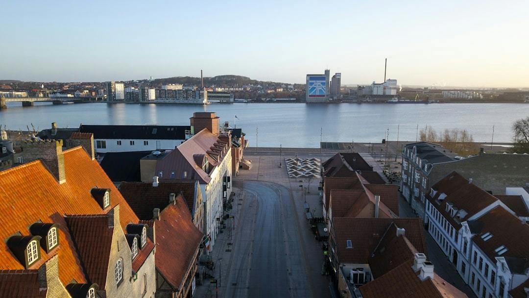 En andelsbolig med 4 værelser i Aalborg koster i snit under 900.000 kr. i andelsværdi. (Photo by Absent Wall on Unsplash)