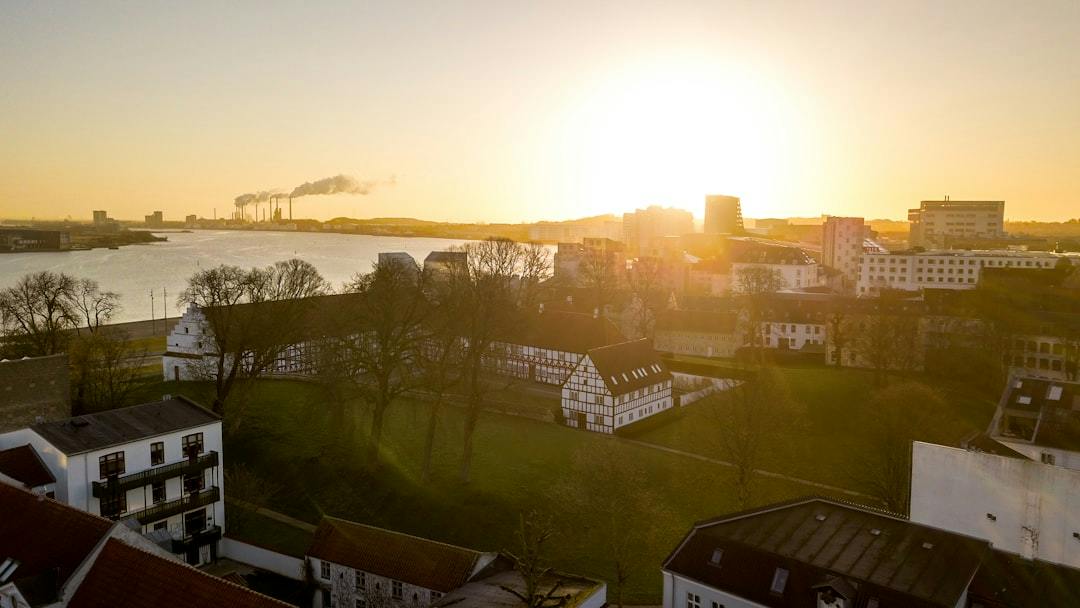 Aalborg C, postnummer 9000, har flest andelsboliger i hele byen, med priser fra omkring 200.000 til over en million kroner. (Photo by Absent Wall on Unsplash)