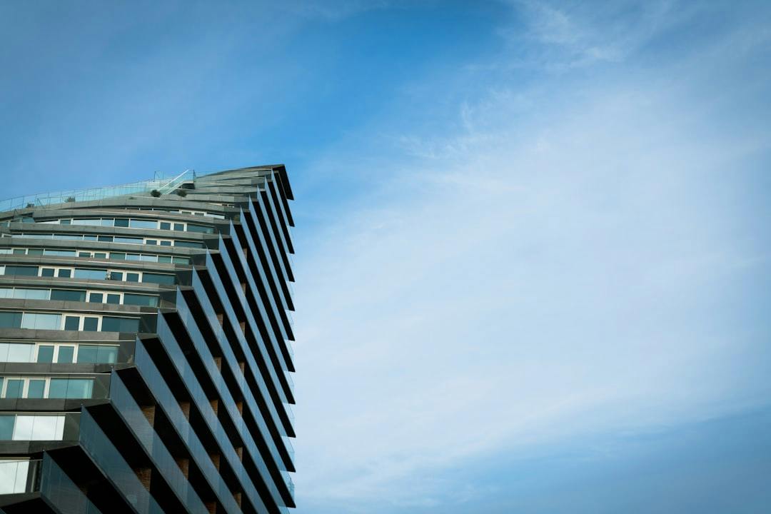 Andelsbolig som rækkehus i Aarhus findes især i forstæderne. (Photo by Khanh Lam on Unsplash)