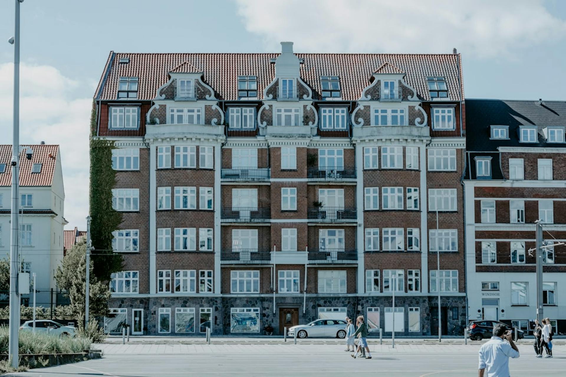 Andelsbolig på Horsensgade i Aarhus ligger på Frederiksbjerg i ensartede murstensejendomme fra 1911. (Photo by Nikolai Lehmann on Unsplash)