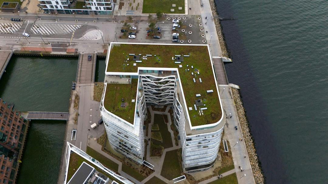 Andelsboliger på Frederiksbjerg i Aarhus ligger i karrébyen syd for centrum. (Photo by Marcus Michaelsen on Unsplash)