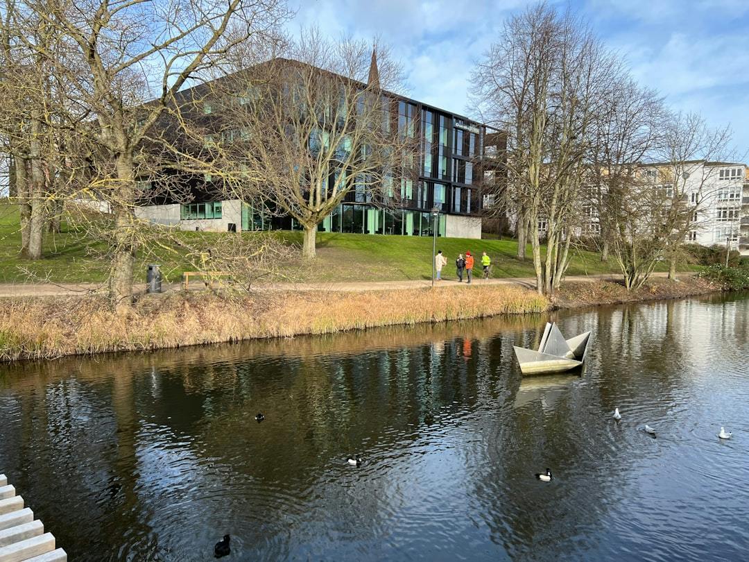Odense M har kun 9 andelsboligforeninger, det færreste i kommunen. (Photo by William V on Unsplash)