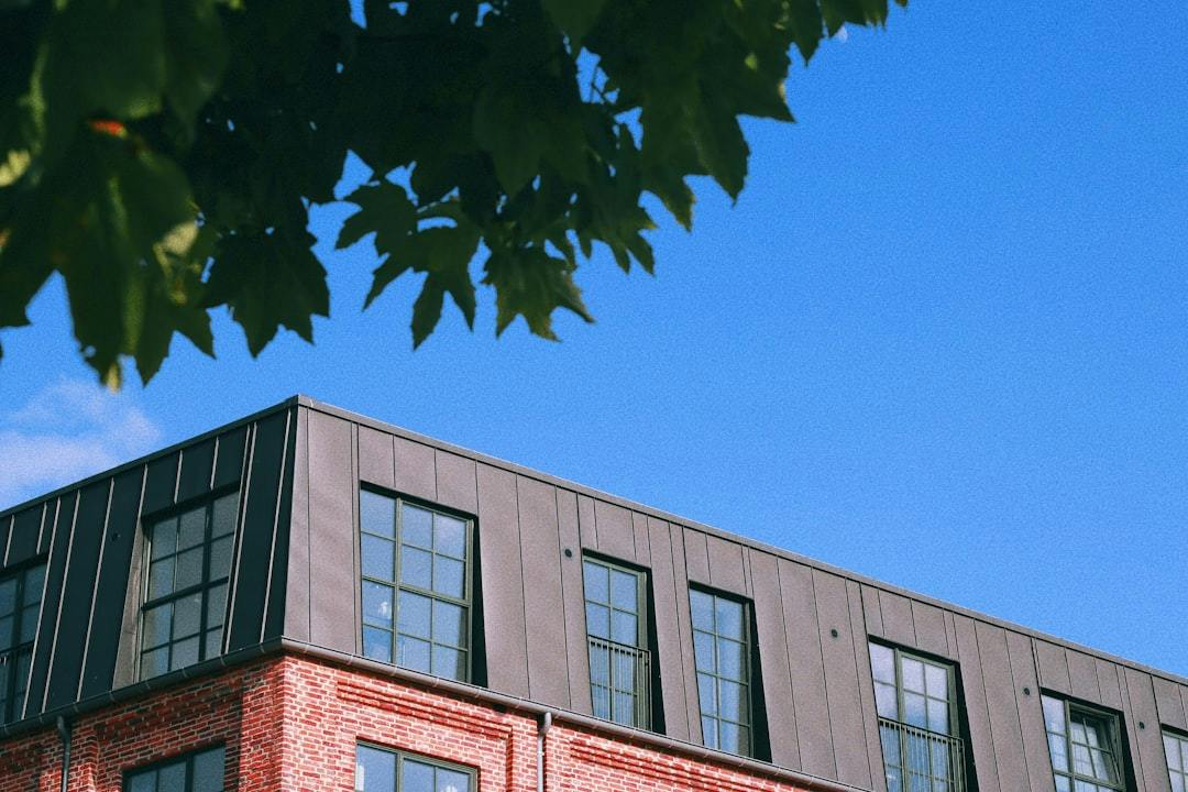 De nyeste andelsboligforeninger i Odense er fra 2007 og 2008, koncentreret i Odense SØ. (Photo by Thuận Minh on Unsplash)