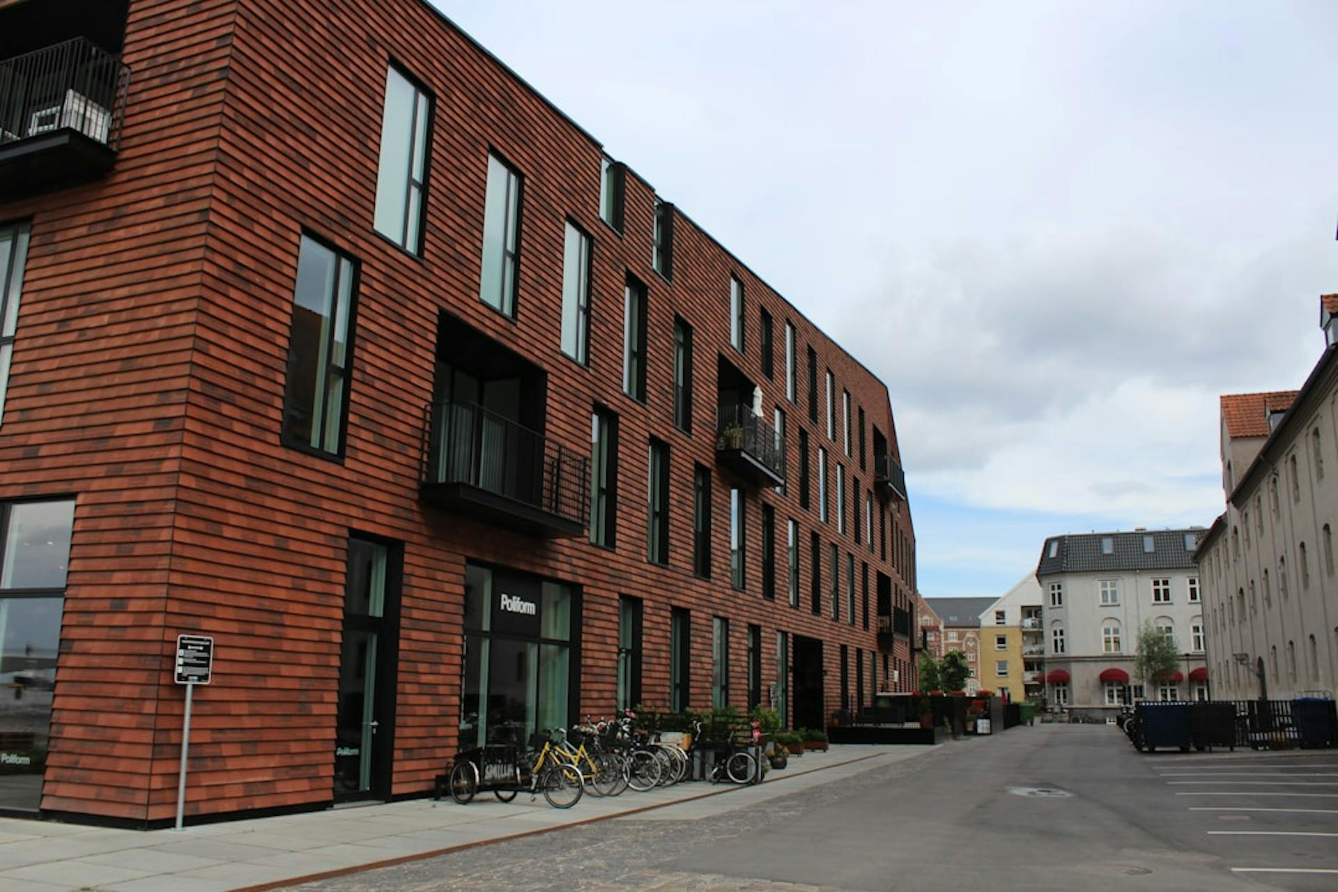 Vil du finde en billig andelsbolig på Østerbro? Se hvad der reelt gør den billig, hvor budgettet rækker længst, og hvordan… (Photo by Rocío Perera on Unsplash)