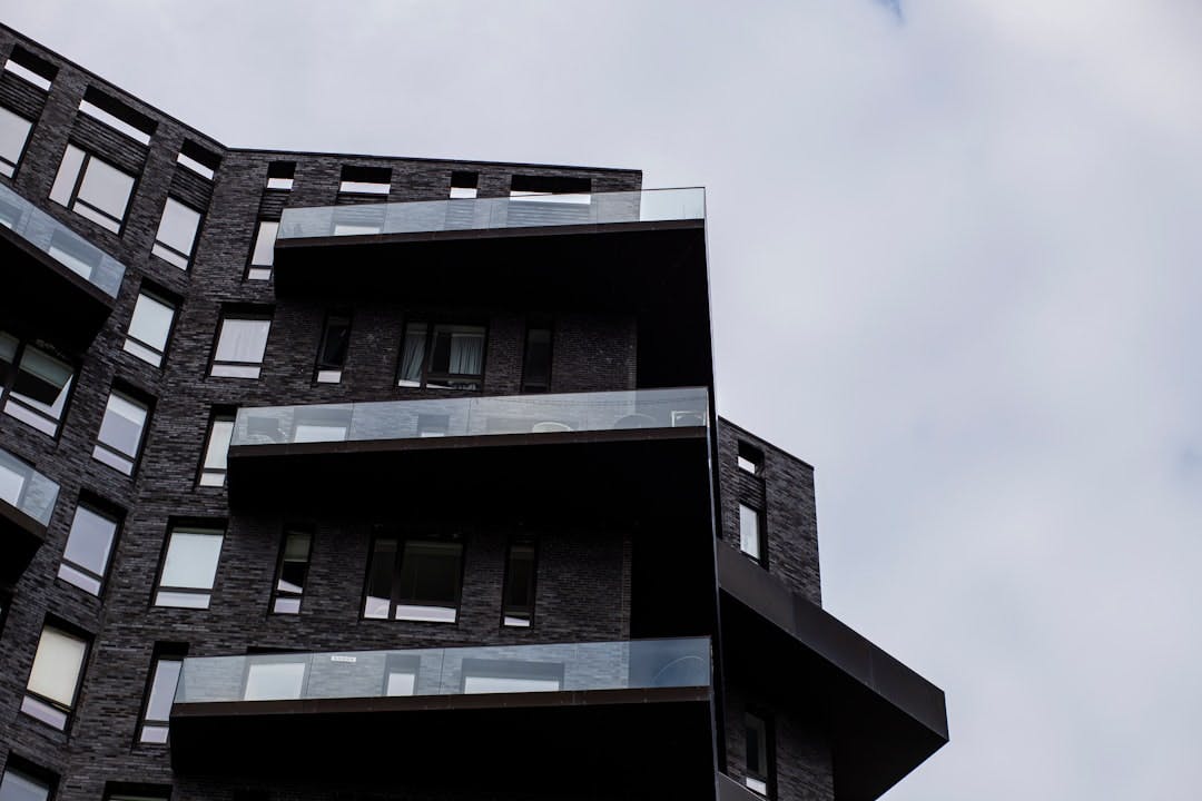 Amager har mere nybyggeri end de gamle brokvarterer, og derfor flere ledige lejeboliger. (Photo by Glen Michaelsen on Unsplash)