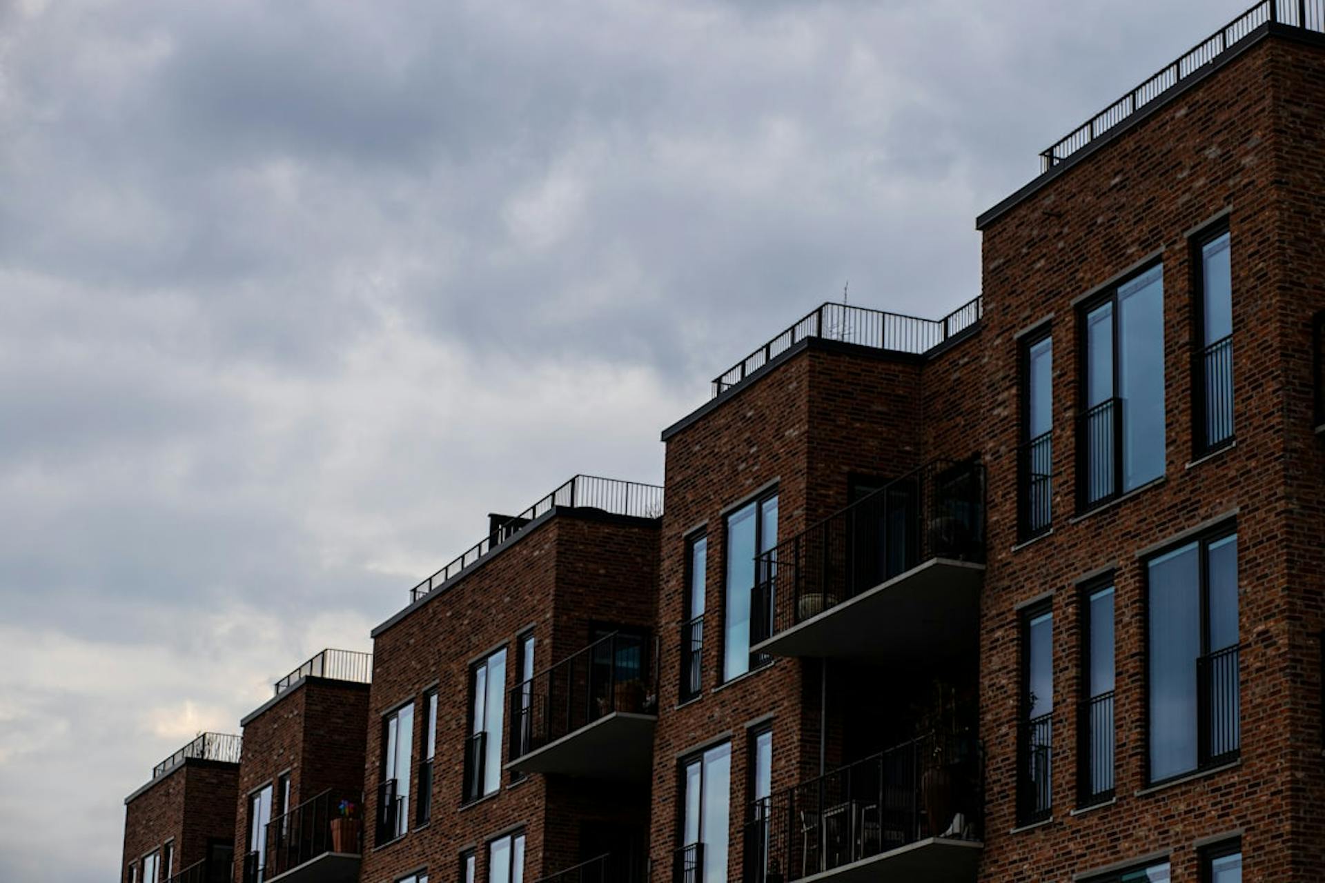 Amager har flere store lejemål end brokvarterne. Se hvad en 3-værelses koster, hvad familier skal tjekke, og hvordan du… (Photo by Glen Michaelsen on Unsplash)