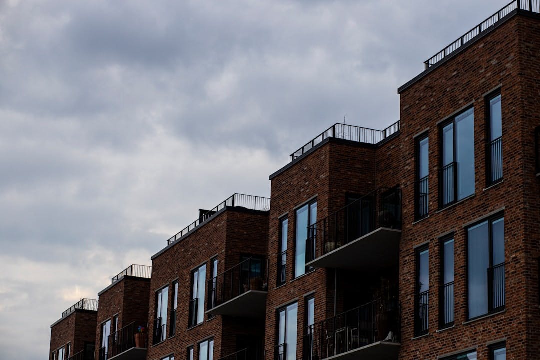 Amager har flere store lejemål end brokvarterne. Se hvad en 3-værelses koster, hvad familier skal tjekke, og hvordan du… (Photo by Glen Michaelsen on Unsplash)
