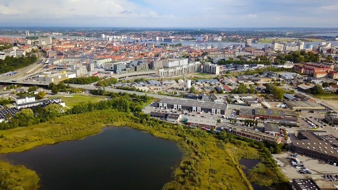 Aalborgs nybyggeri kommer fra omdannede industrigrunde. (Photo by Absent Wall on Unsplash)