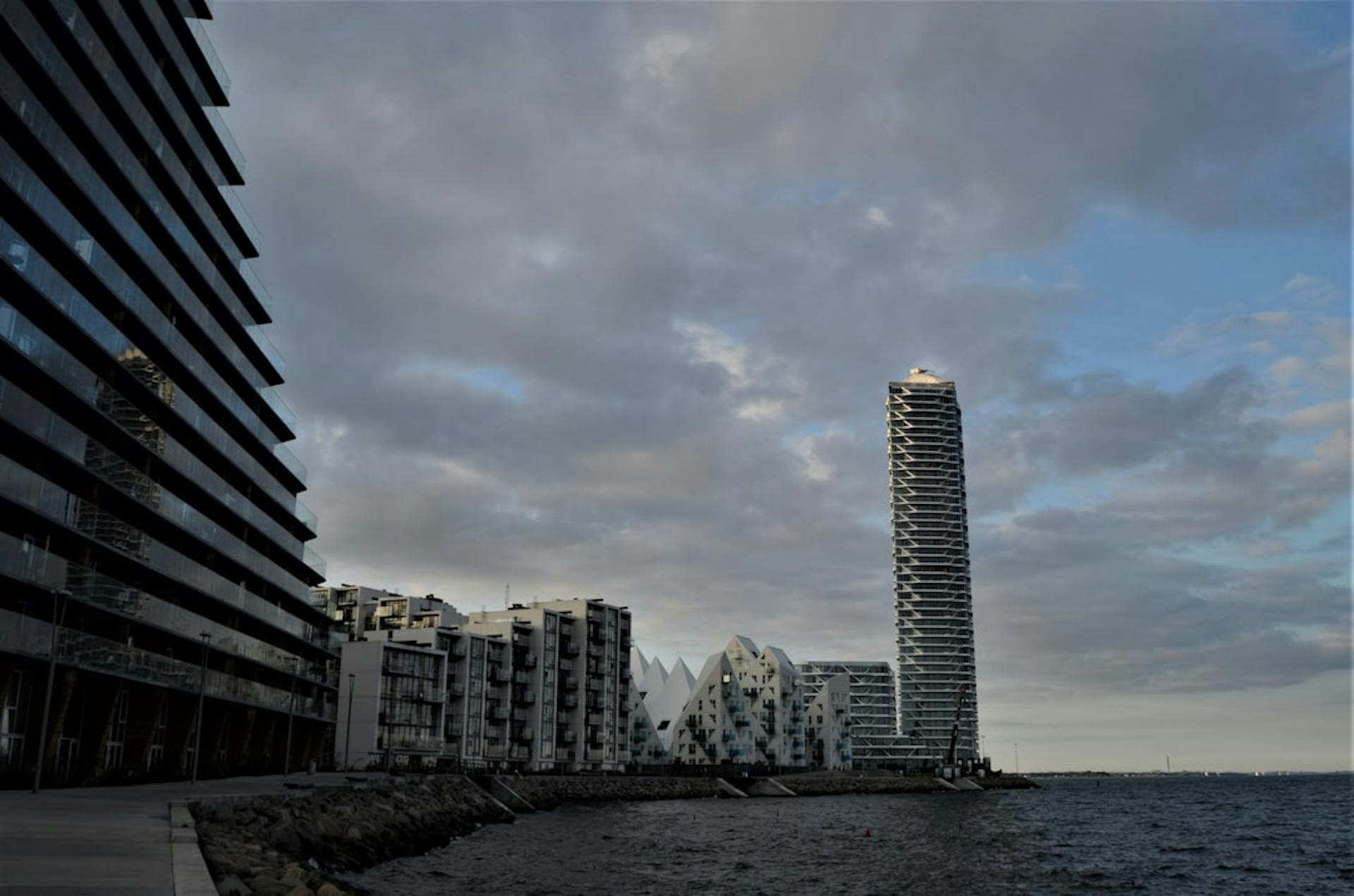 I Aarhus konkurrerer familier og delevenner om de samme 3-værelses lejligheder. (Photo by Erika on Unsplash)