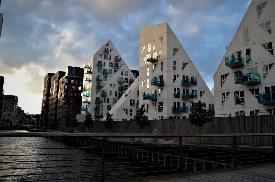 Hvor bygges der nye lejeboliger i Aarhus, og hvad koster de? (Photo by Erika on Unsplash)