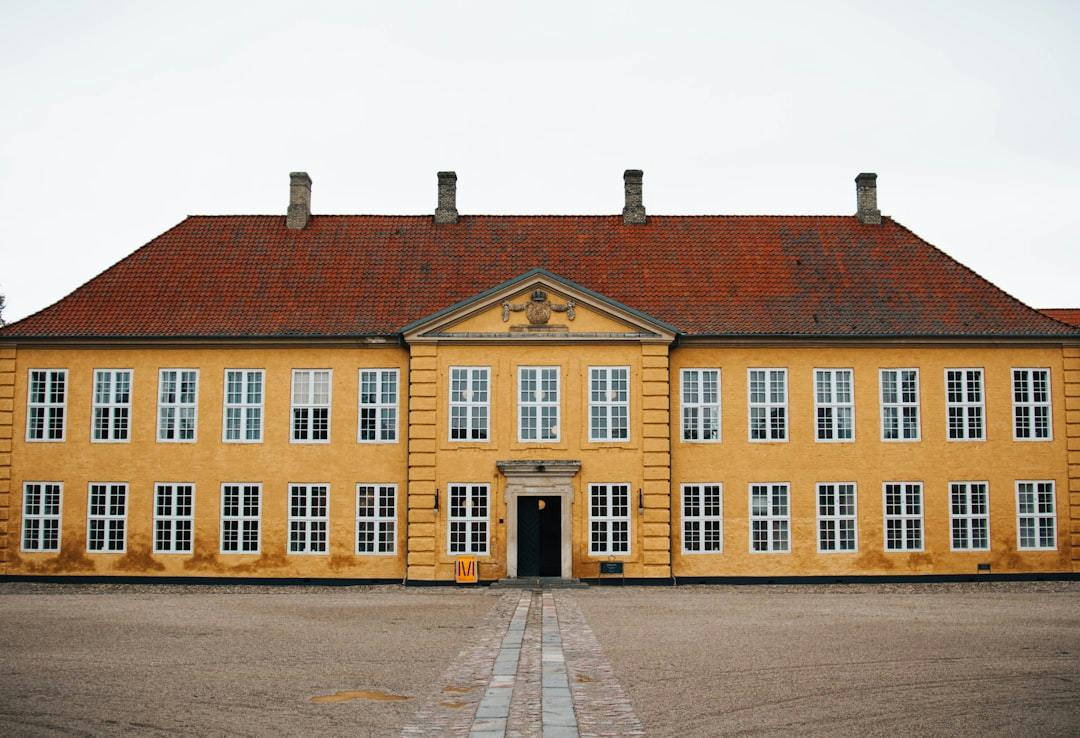 Venteliste til andelsbolig i Roskilde er forening for forening, med intern og ekstern liste. (Photo by Ingrid Martinussen on Unsplash)