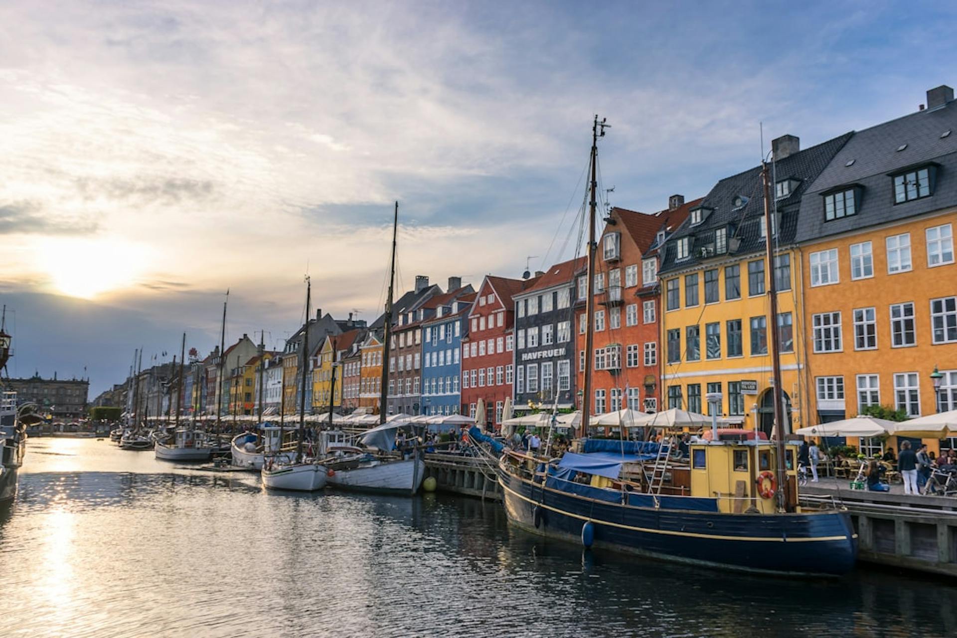 Hvad kan du få for 8.000 kr om måneden i København, og hvad skal der være plads til… (Photo by Pascal Debrunner on Unsplash)