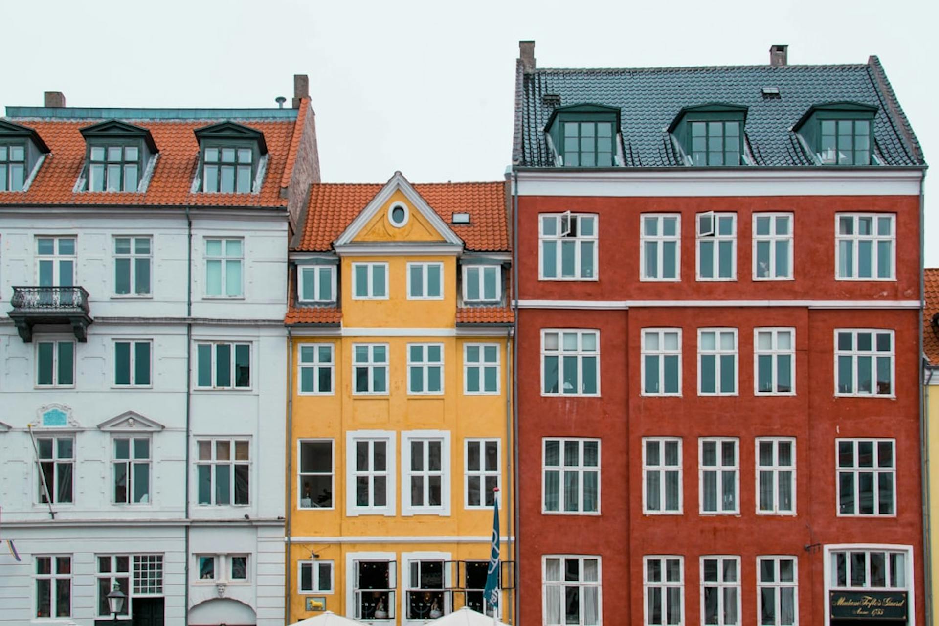 Hvad kendetegner nybyggede lejeboliger i København, hvorfor er huslejen fri, og… (Photo by Sabrina Mazzeo on Unsplash)