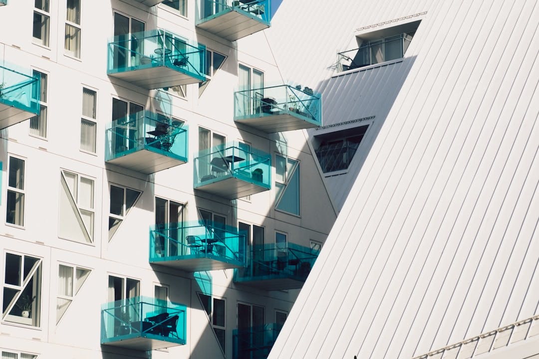 Hvad koster en lejebolig i København om måneden, og hvad kommer oveni huslejen? (Photo by Thomas Peham on Unsplash)