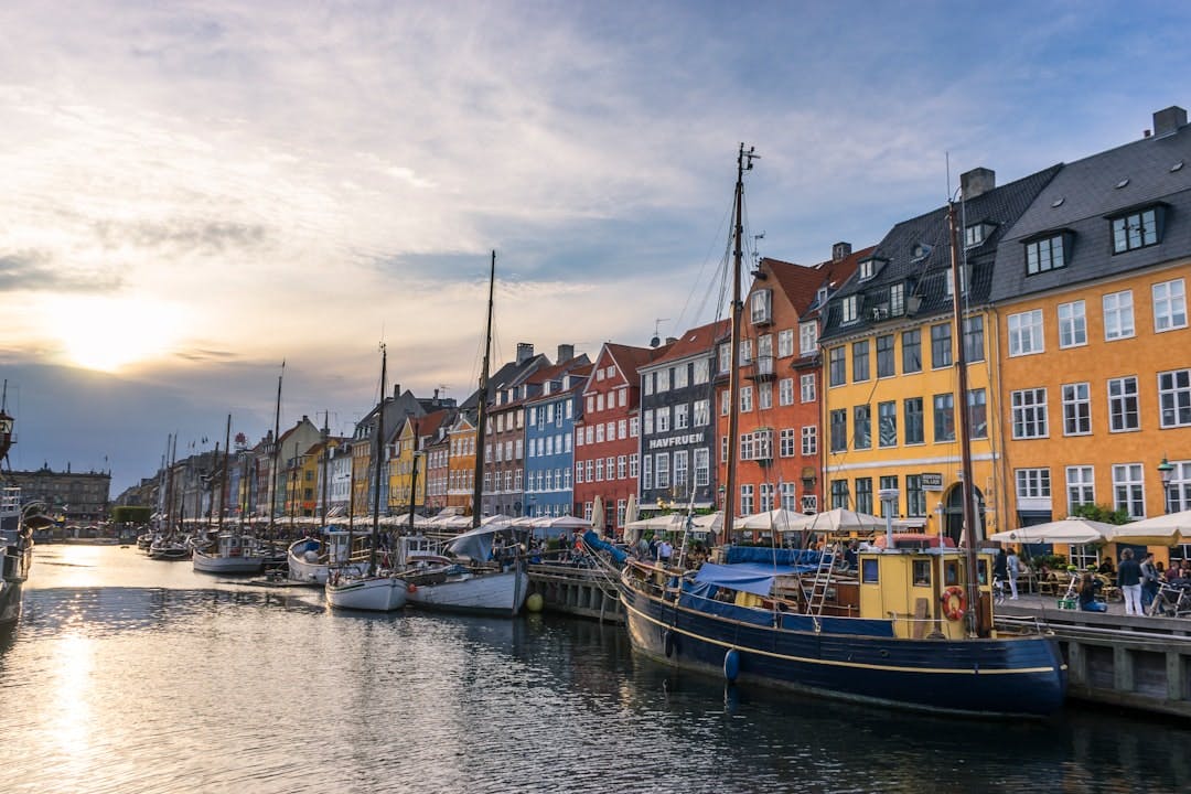 Hvad betyder en tidsubegrænset lejekontrakt, og hvordan ser du forskellen på den og… (Photo by Pascal Debrunner on Unsplash)