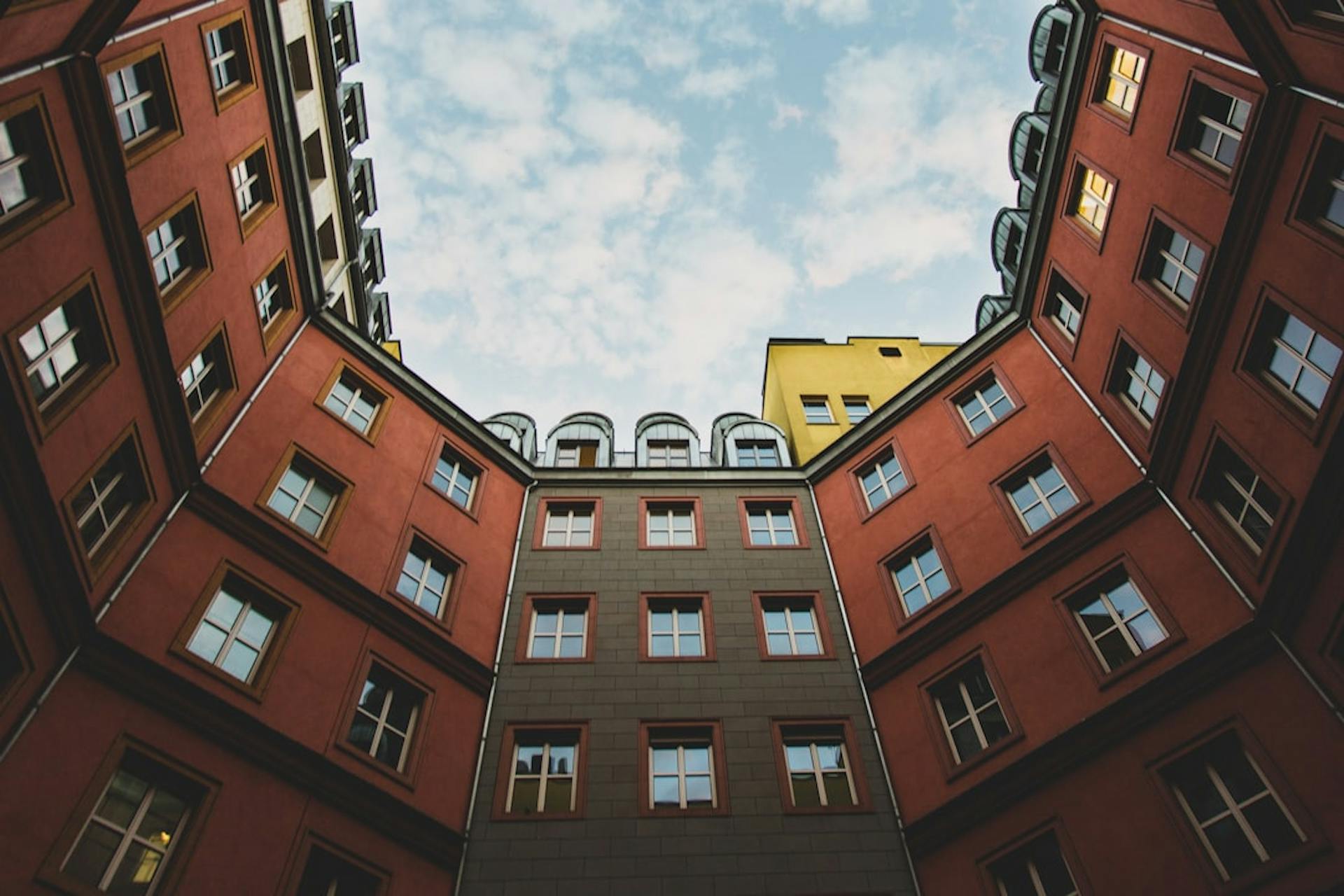 Wohngeld oder Kosten der Unterkunft vom Jobcenter: Wer Anspruch hat, wie viel es bringt und… (Photo by Ruth D on Unsplash)