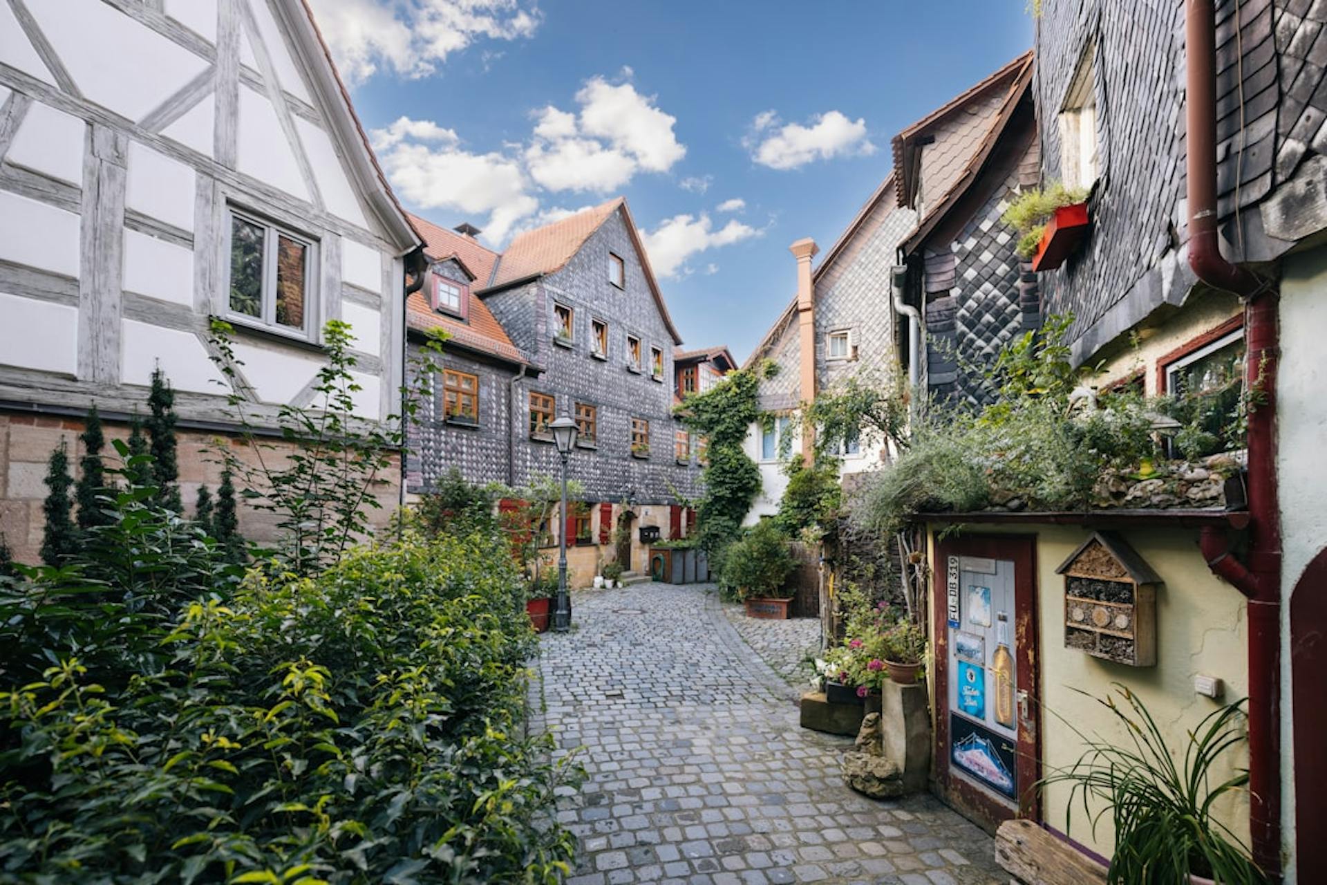 Explore Köln's top neighborhoods like Ehrenfeld and Lindenthal for vibrant… (Photo by Tourist-Information Fürth on Unsplash)