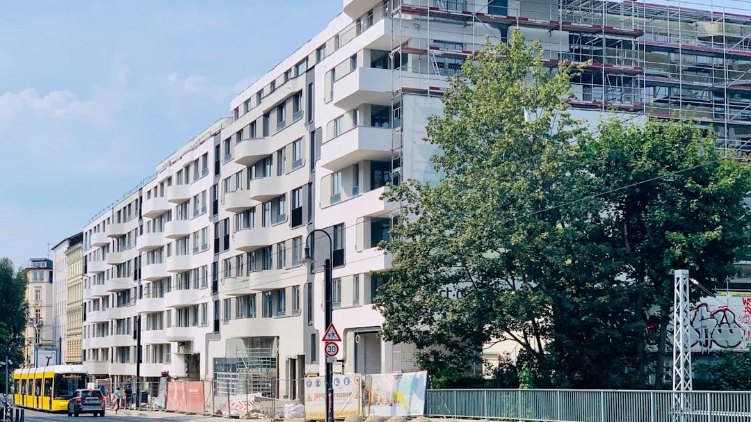 Straßenschild und Wohnhäuser in einem Berliner Stadtviertel.