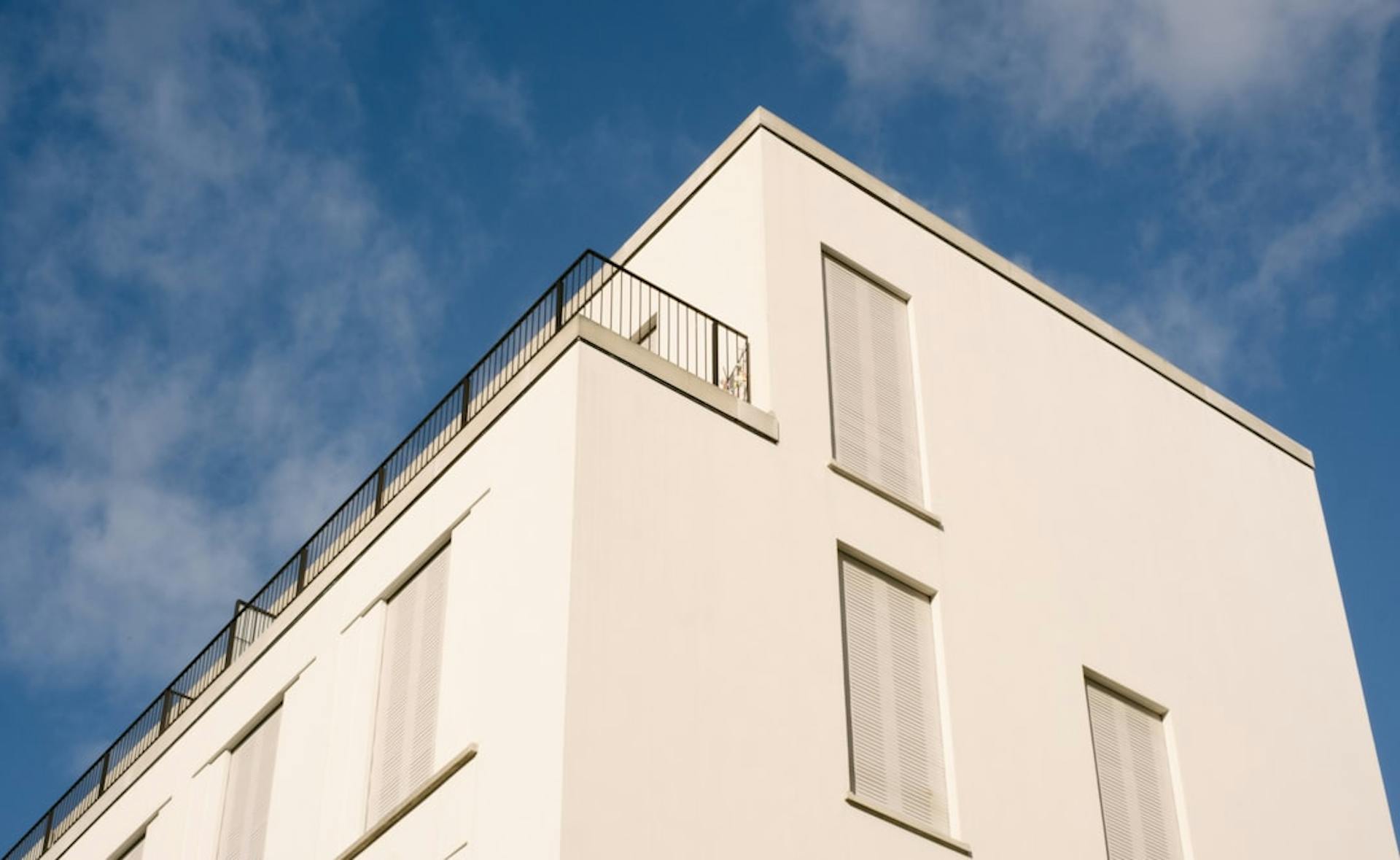 Learn about rent deviations from the Mietspiegel in Germany and the Mietpreisbremse… (Photo by Burak Arslan on Unsplash)