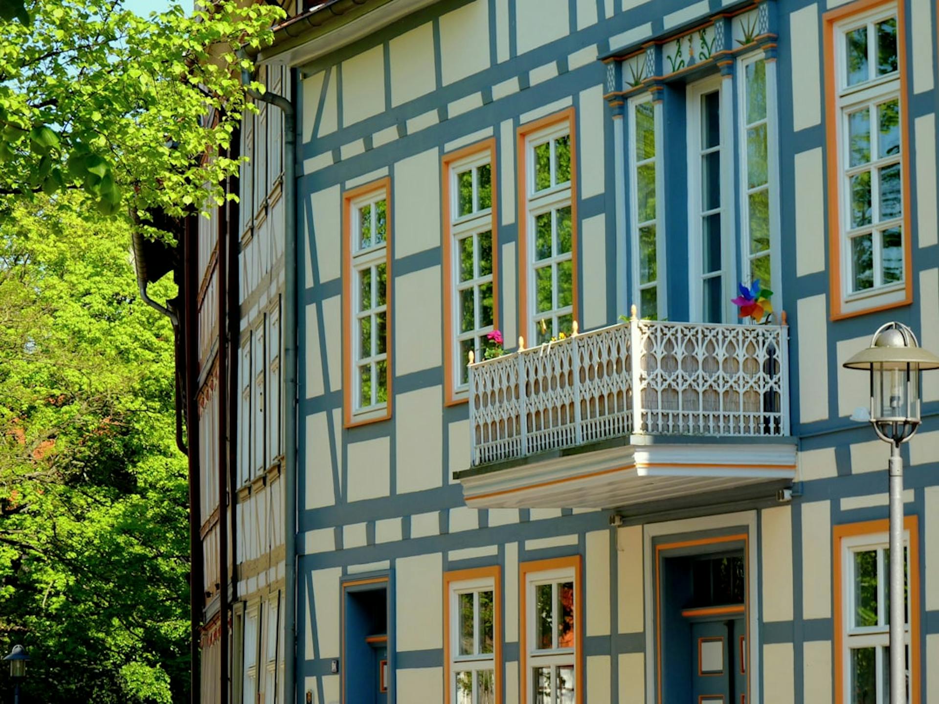 Discover how much a shared apartment in Germany costs, from €350 to €550 monthly. (Photo by Markus Müller on Unsplash)