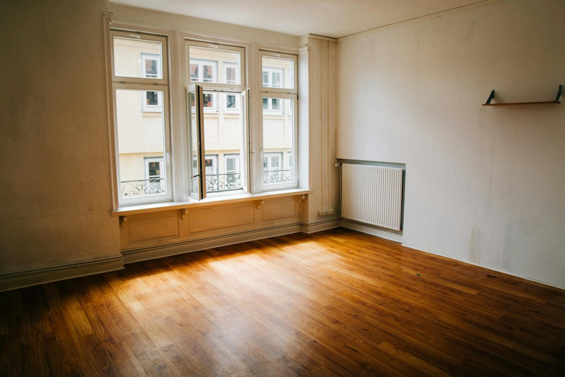 Learn how to divide rent and expenses in a German WG. (Photo by Christian Lue on Unsplash)