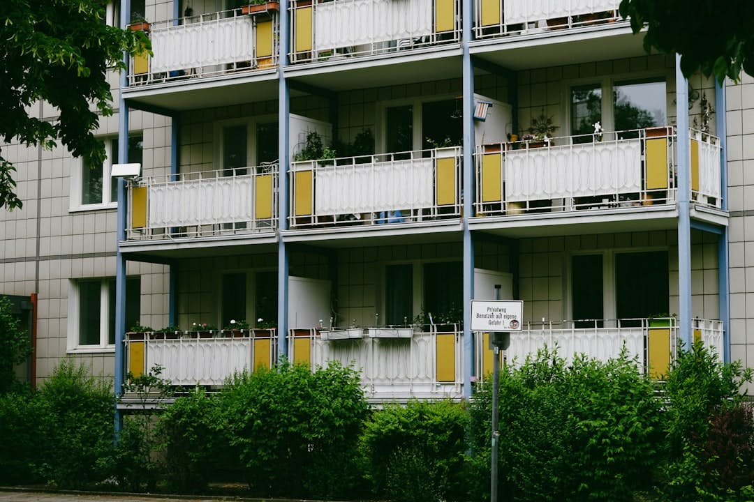 Explore the pros and cons of a WG vs. your own apartment. (Photo by Linoleum Creative Collective on Unsplash)