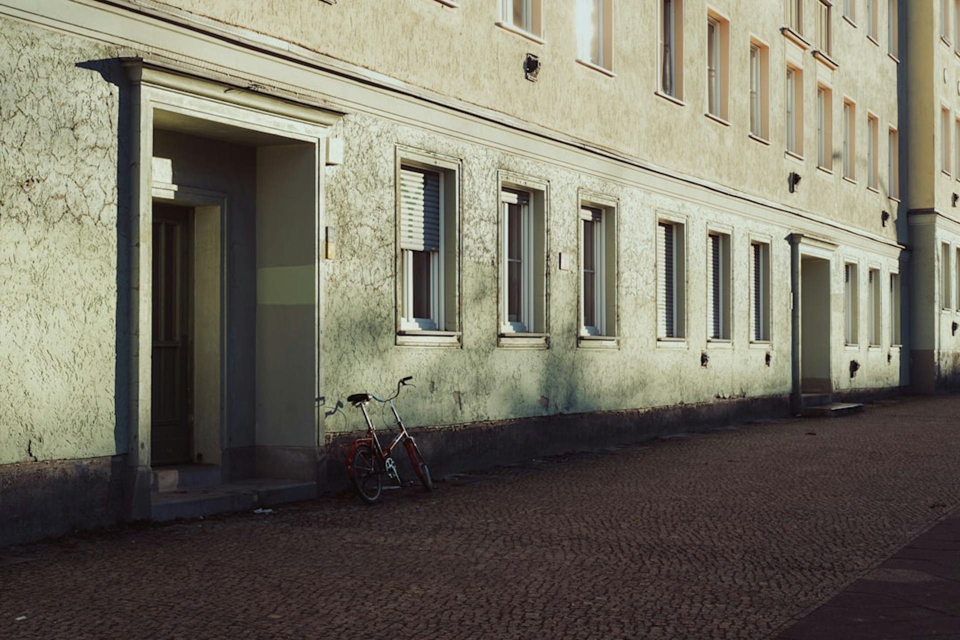 Discover WG Mietverträge essentials for shared living. (Photo by Yuri Krupenin on Unsplash)